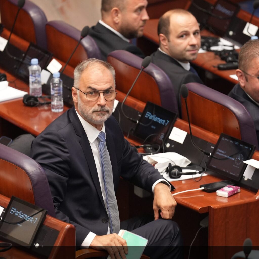 Мицкоски има проблем. Духот на Ратко Младиќ шета низ Владата