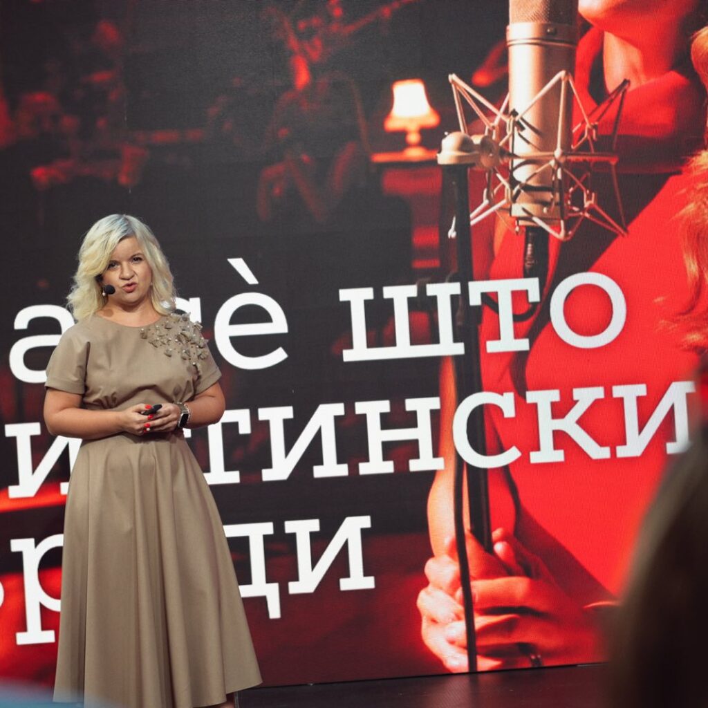 „За нас“ – Каролина Гочева во нова кампања блеска во црвено