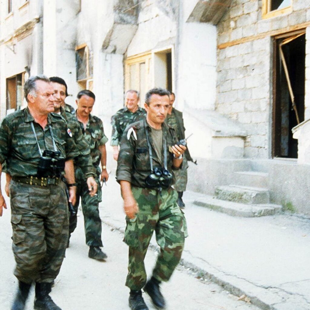 Може ли Младиќ да биде погребан со државни и воени почести во Србија