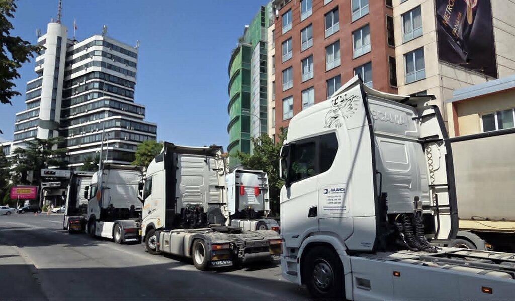 Транспортерите ја блокираа крстосницата кај Делегацијата на ЕУ, бараат решение за престојот во Шенген зоната