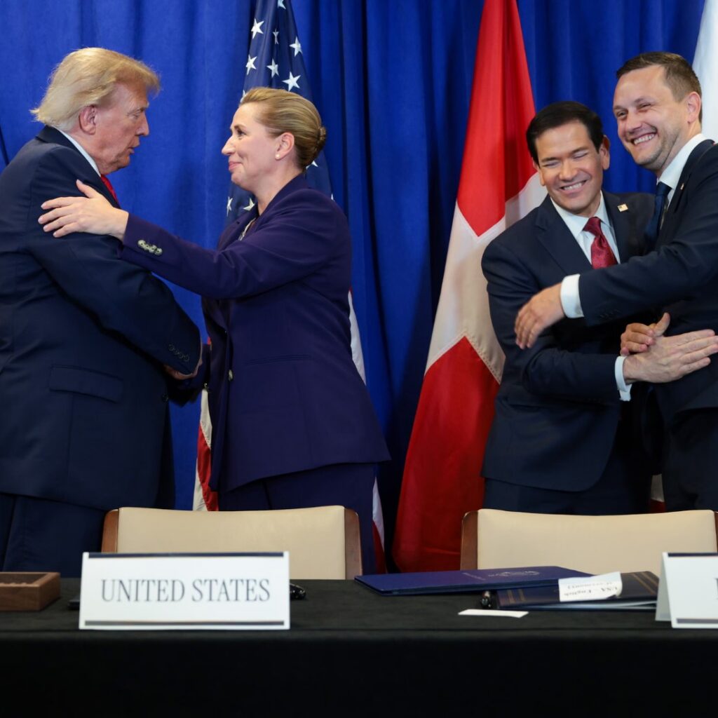 Трамп го потпиша историскиот договор за Гренланд