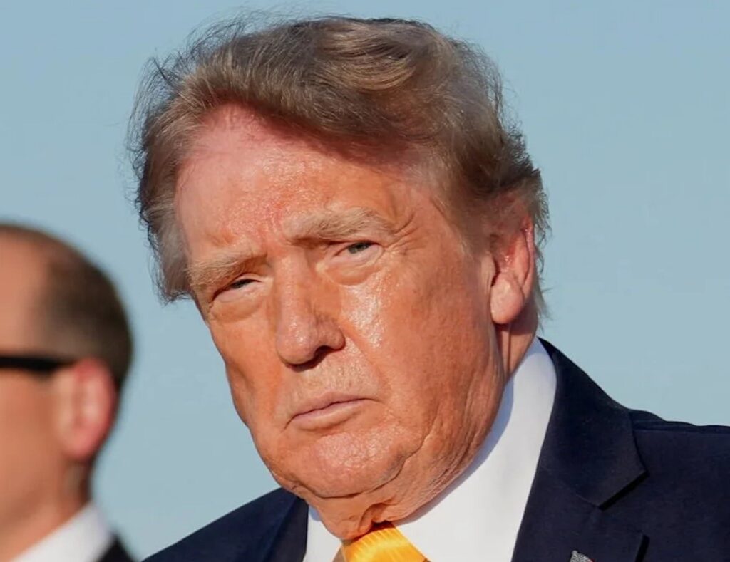 Трамп ја смени фризурата. Патецот е на десно, косата доби кафеава боја