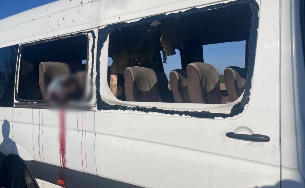Руски дрон погоди автобус полн со патници во Украина, петмина загинаа
