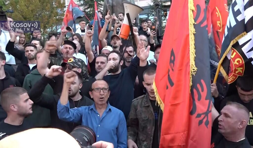 (Видео) Нереди во Хаг и во Приштина по пресудата за Тачи: Скокаа врз полициски возила, користени водени топови