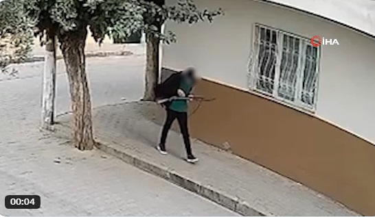 Дете пукаше пред средно училиште во Турција, повредени се осум ученици (вознемирувачко видео)