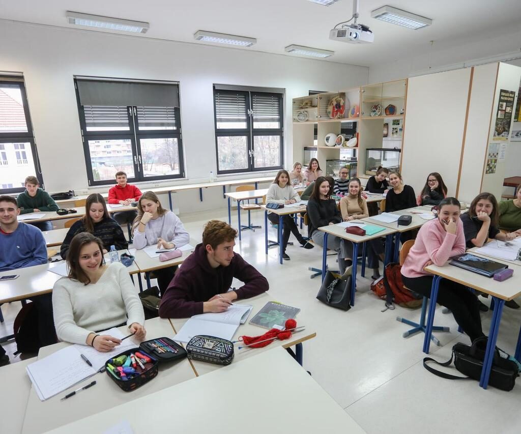 Словенија ја укинува деветолетката, по 20 години