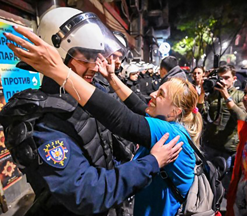 Тешко е да се биде Вучиќ сега во Србија и автократ во Европа