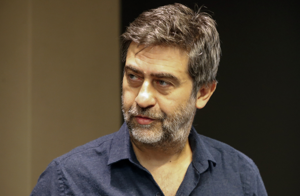 „Дистанцата од политика ми дава слобода“: Ексклузивно интервју со Емин Алпер, добитник на „Сребрена мечка“ на Берлинале