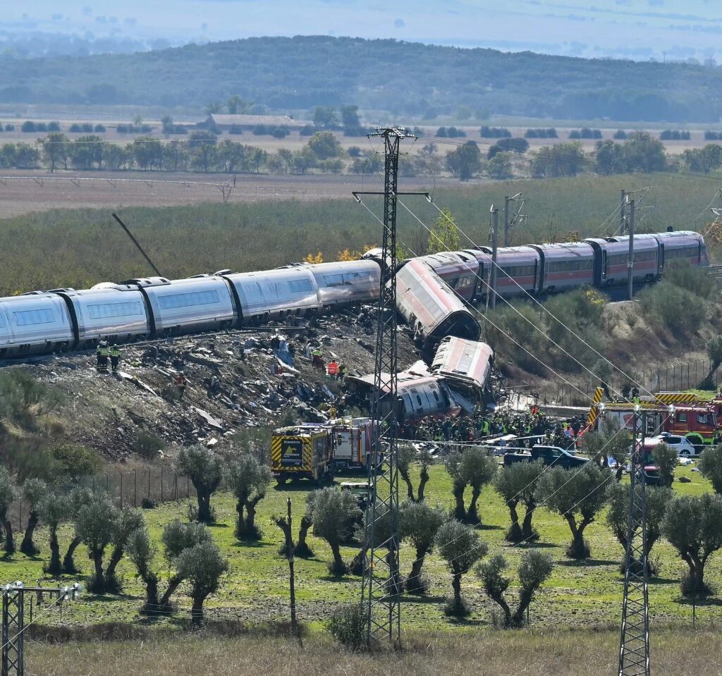 Шпанскиот министер за транспорт ја откри причината за судирот на возовите: Тоа е човечка грешка