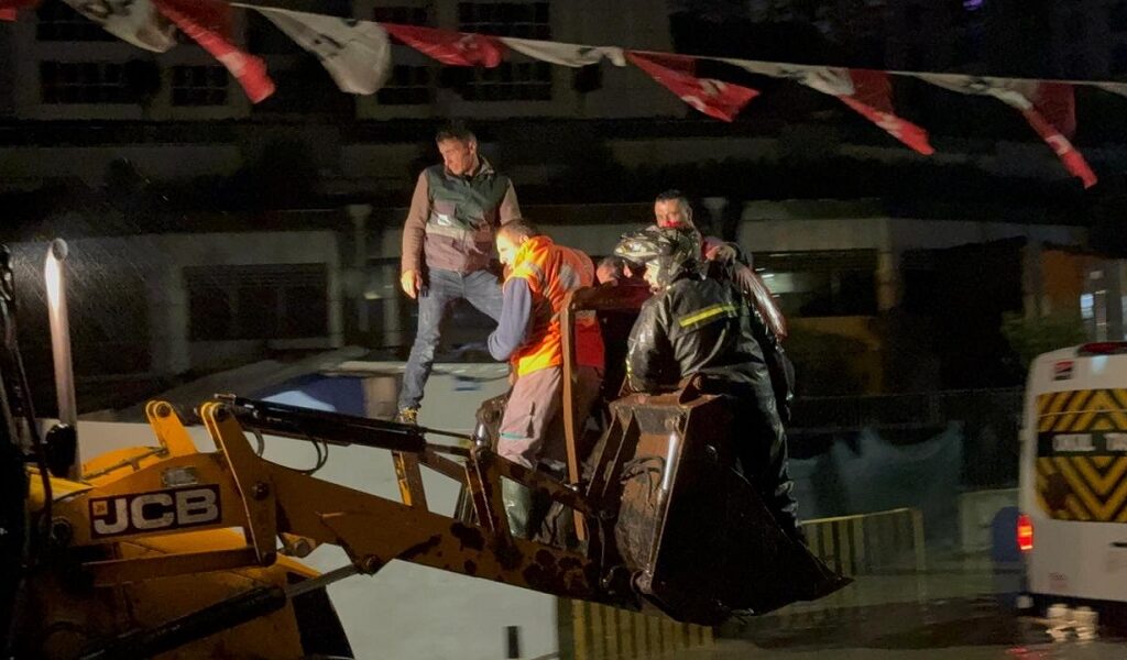 Едно дете загина во поплавите во Истанбул