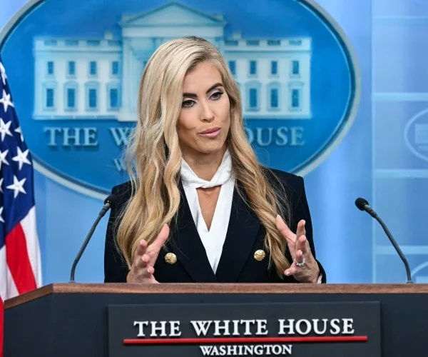 Трамп има нова портпаролка. Лажно се претставува дека е адвокат